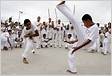 Na Capoeira os movimentos são vigorosos, atléticos, be